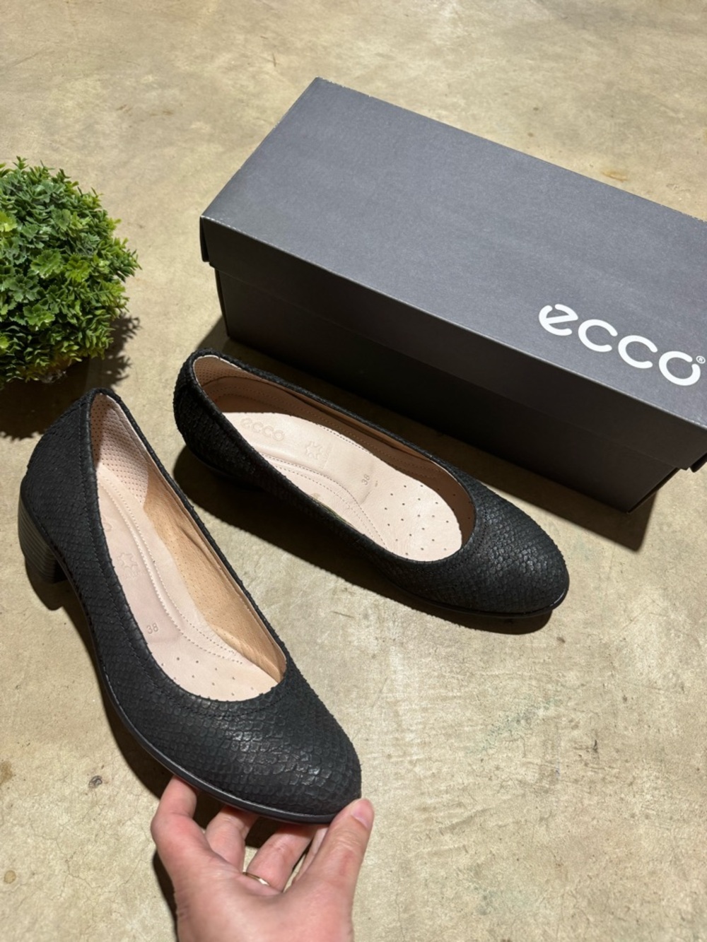 ECCO Black Leather Heels Pumps Women Size 7.5 Comfy Classic Neutral Textured